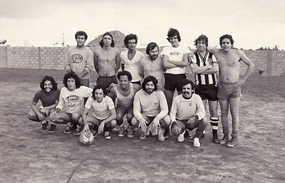 Músicos reunidos para um futebol no campo de Chico Buarque de Holanda no intervalo das gravações do disco “Sentinela” de Milton Nascimento. 

(Em pé: 1*, 2*, Murilo Antunes, Hildebrando Prates Neto, Pedro Brant, Veveco Hardy, Fernando Brant. Agachados: Tunai, Toninho Horta, 3*, Reinaldo, Wagner Tiso, Mazolla.)