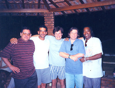 Nesta foto, estão os amigos que inspiraram a música “Veveco, Panelas e Canelas”, que são amigos do pessoal do Clube da Esquina: (dir/esq.) Milton Nascimento, Veveco, Tavinho das “Panelas”, Chico “Canelas” e Fernando Brant.