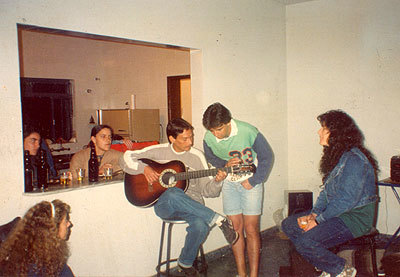 Adriana, Jajá (irmã do Pantera), Ruth (esposa de Bebeto), Bebeto, Pantera. Amigos reunidos na fazenda de Vaguinho, outro amigo de Bituca.