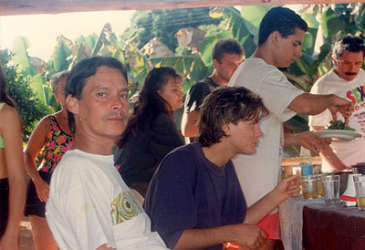 O ator e músico norte americano River Phoenix morreu em 1993 aos 23 anos. Milton Nascimento dedicou uma canção para ele anos antes de sua morte. Ao saber sobre a homenagem do amigo brasileiro, River fez uma visita a Três Pontas e foi convidado a ir na fazenda de Vaguinho. Na foto estão Bebeto e o ator norte-americano River Phoenix em uma confraternização na fazenda de Vaguinho.