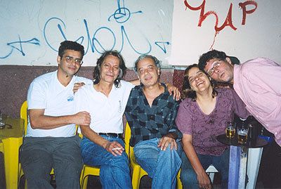 Aniversário do baixista Paulinho Carvalho. Da esquerda para direita Mário Castelo, Bebeto, Paulinho Carvalho, Ruth e Valbinho.
