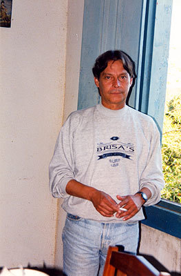 Bebeto posa para a câmera.