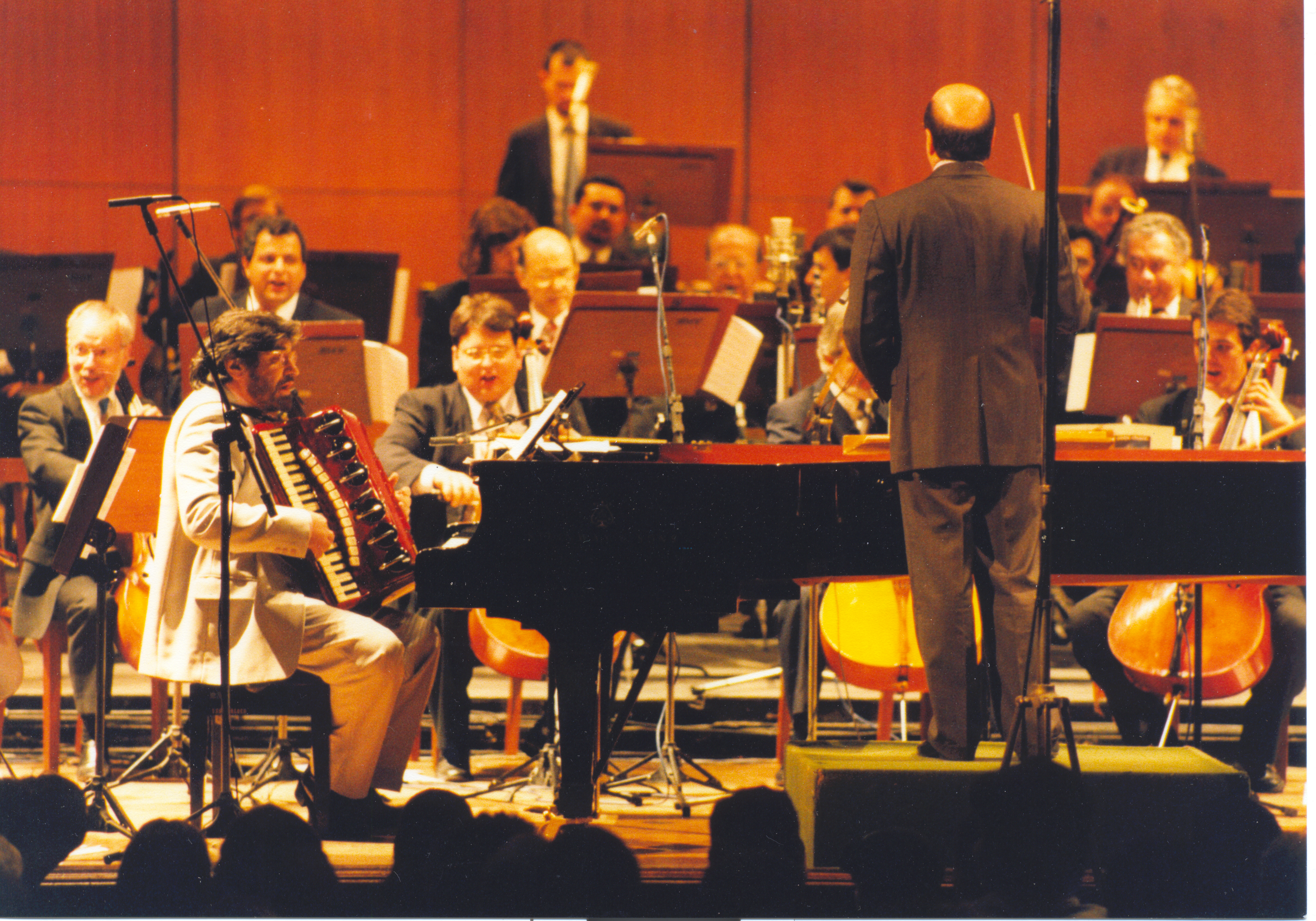 Wagner Tiso e Orquestra Petrobrás Pró Música na gravação ao vivo do CD de Wagner, 