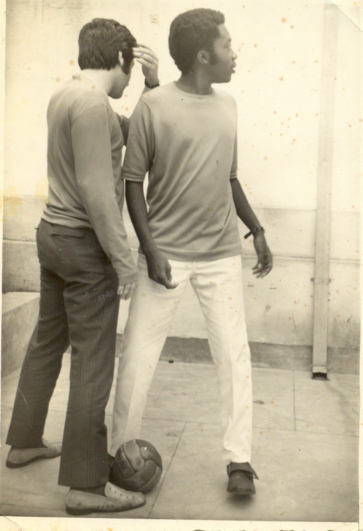Wagner Tiso e Milton Nascimento jogando futebol.