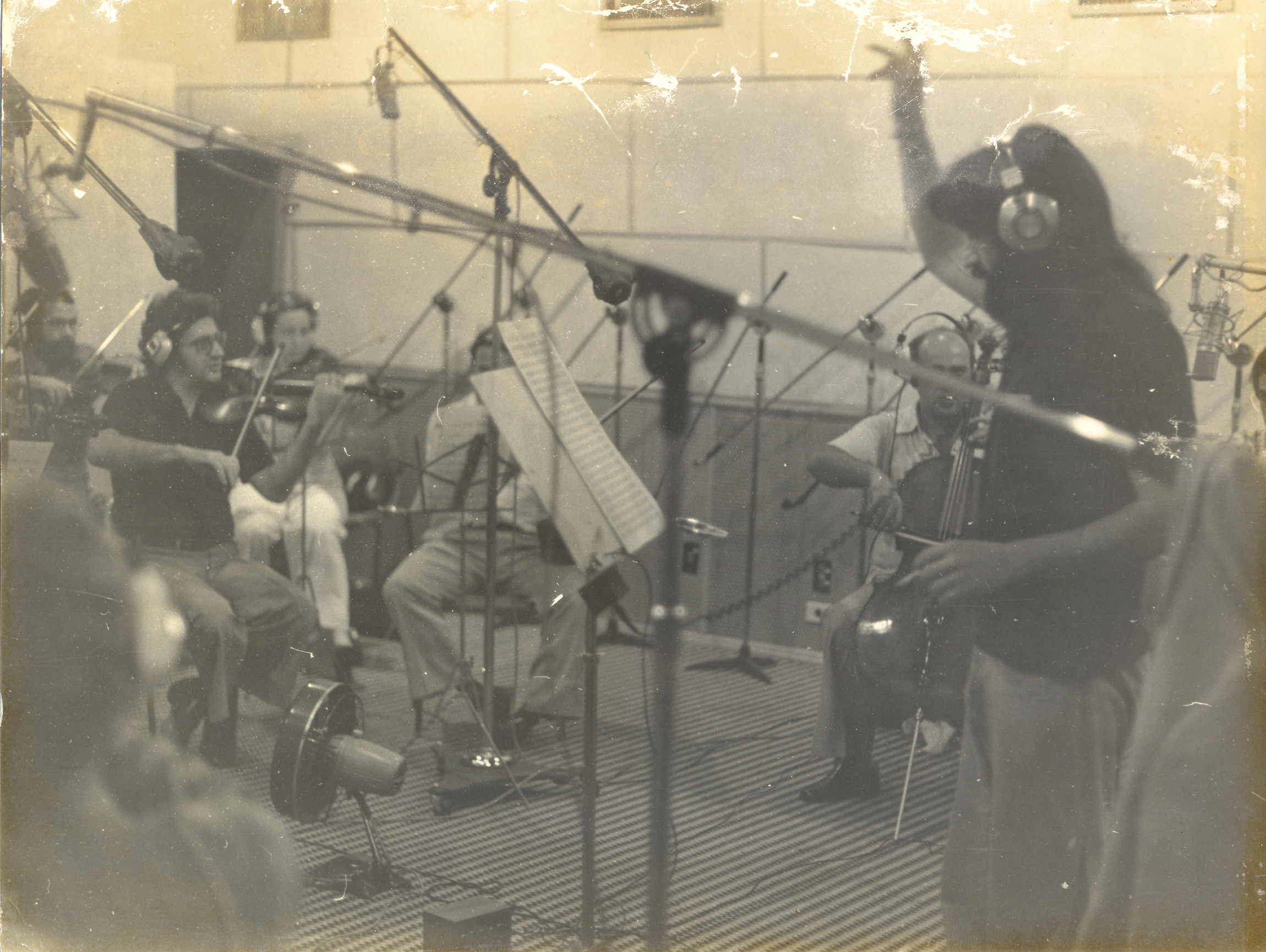 Na fotografia, Wagner Tiso rege a orquestra na gravação do Disco “Minas” do seu amigo e parceiro Milton Nascimento, com quem iniciou sua vida musical.