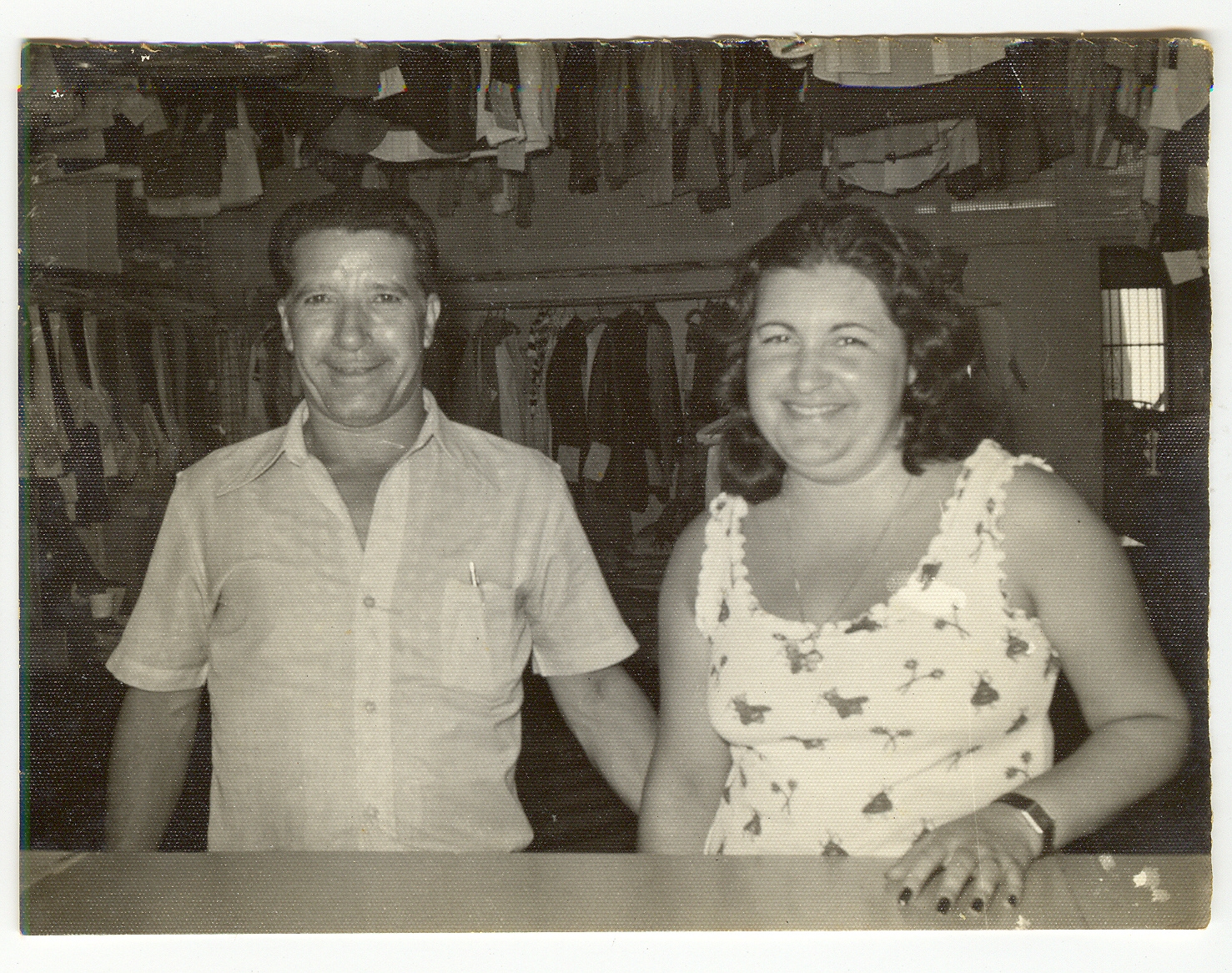 legenda: Irene Maria Barandas e o marido Acácio Barandas na Lavanderia Flor da Tijuca.