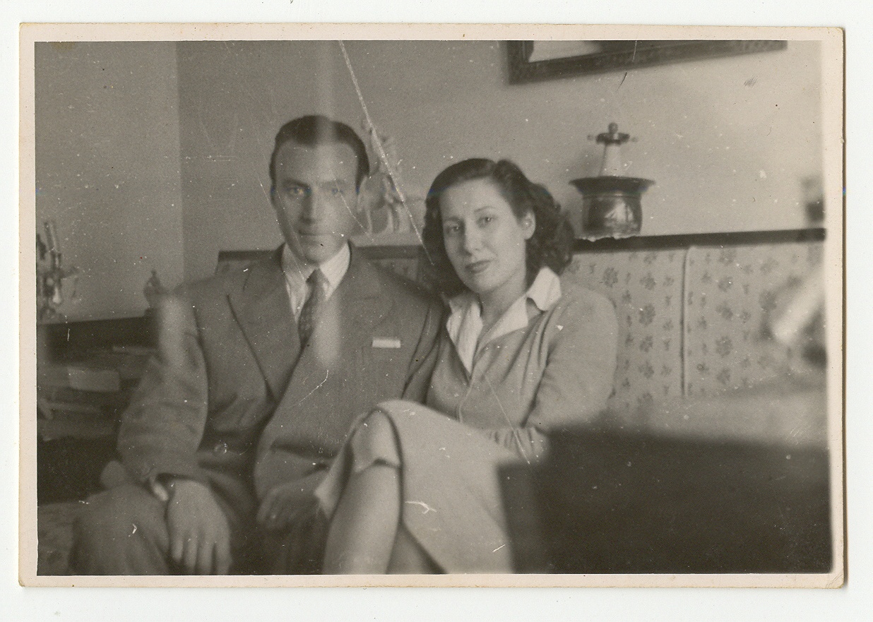 legenda: Arturo Gonzales Montero e Eugenia Jambert Garcia, pais de Angela Gonzalez Jambert.