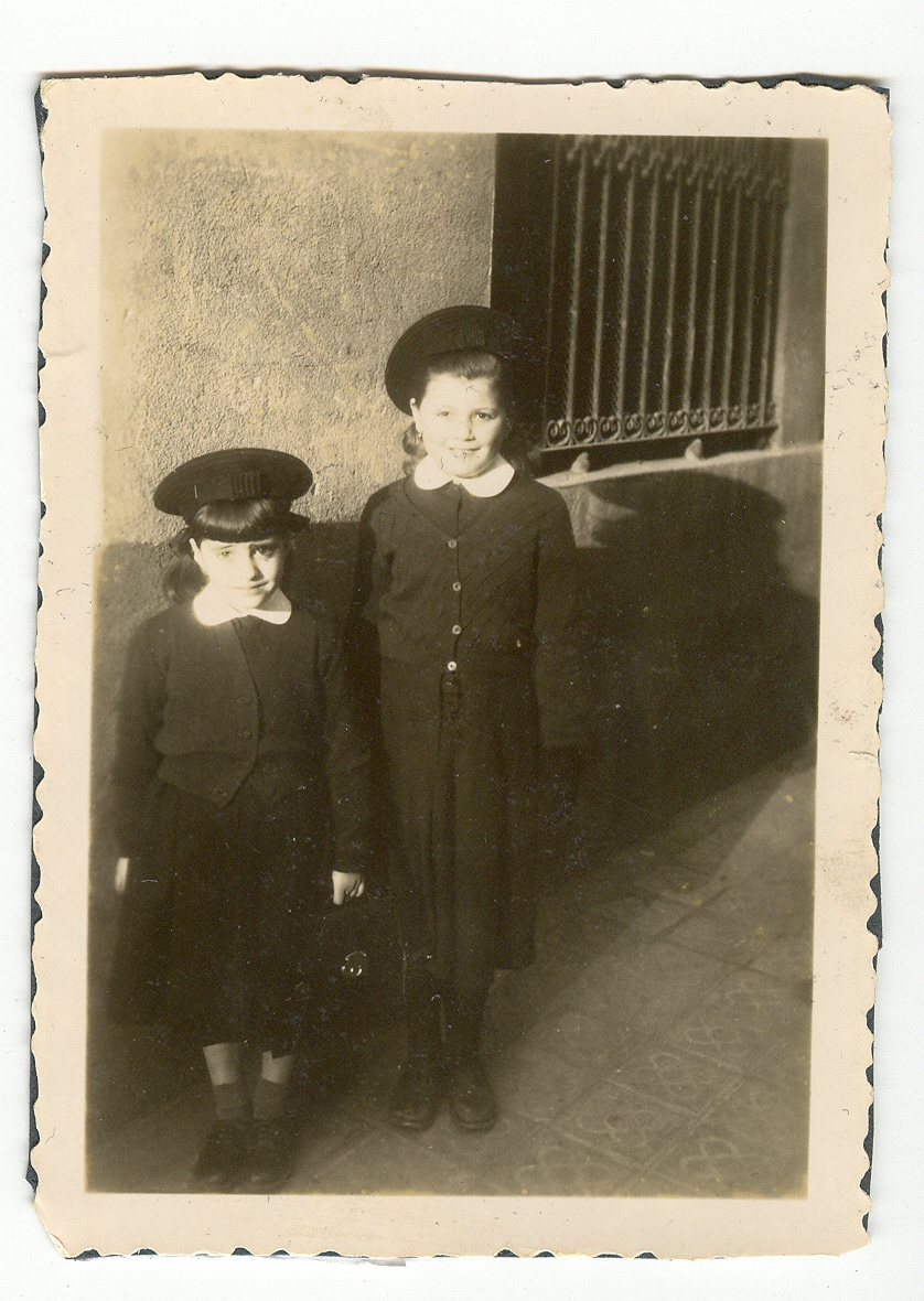 Gelly Jambert com uma amiga na entrada do colégio.