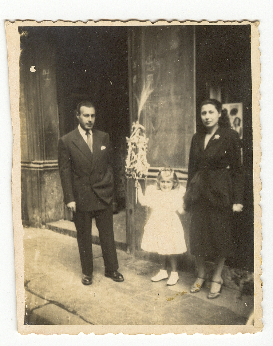 legenda: Gelly Jambert com os pais Arturo Gonzales e Eugenia Jambert na porta do salão da mãe.