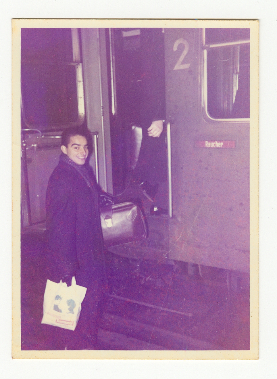legenda: Carlo Leonardo Schneider embarcando num trem na Alemanha.