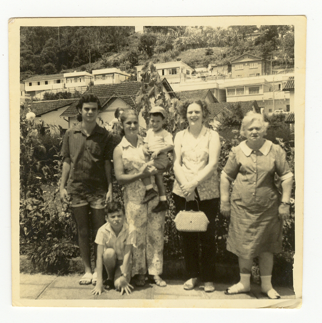 legenda: Foto da família em Teresópolis.
Personagem: Da esq. p/ dir. Mário, Saul -sobrinhos-, a esposa Alice, Jayme Saul -filho-, Ruika -irmã- e Hanna -mãe-.