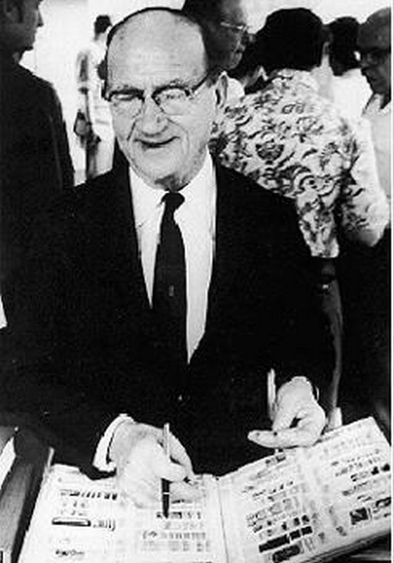 Todos os domingos, desde 1956, Pedro Lanzoni comercializa selos na Praça da República.