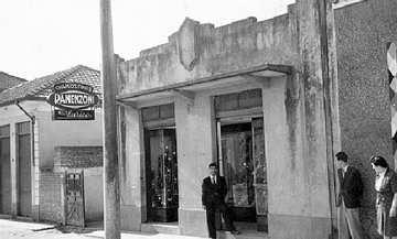 Jacob, Hans Rosenthal e Leonie Rosenthal em frente à sua loja de calçados na Avenida Jandira, no bairro de Moema.