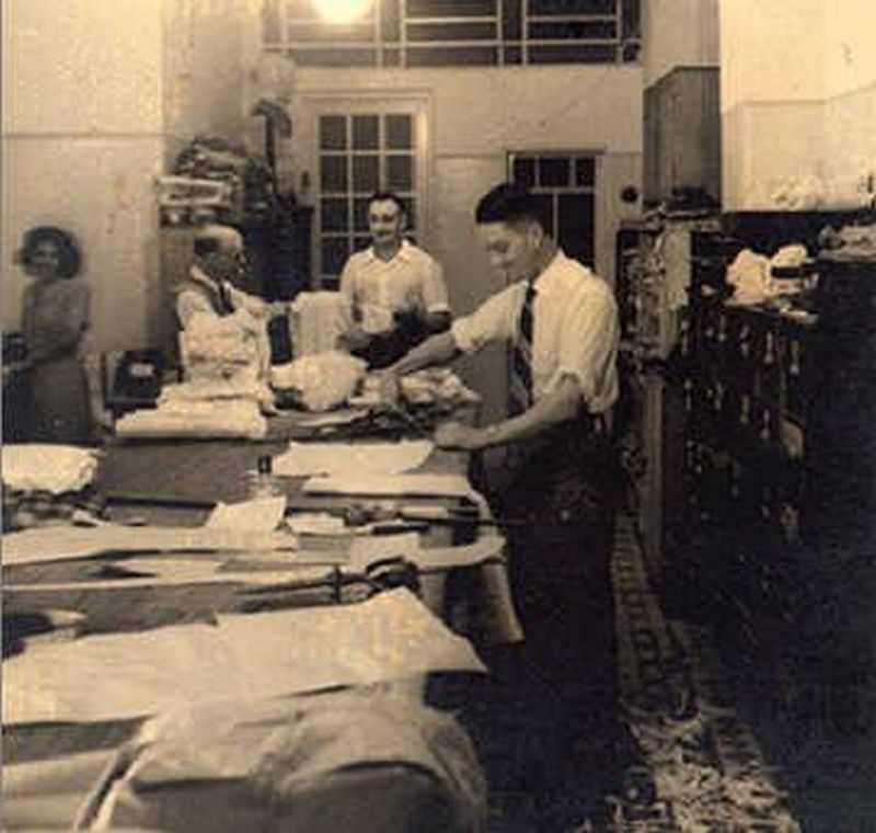 Armando trabalha ao lado de seu pai, Joaquim, fundador da Camisaria Rocha.