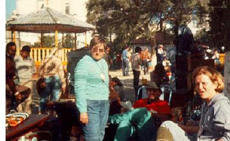 Marília Gessy Taddei Sorrentino, Américo Pop e Márcia Pop durante o trabalho na feira de trocas do Bixiga, na Praça Dom Orione.
