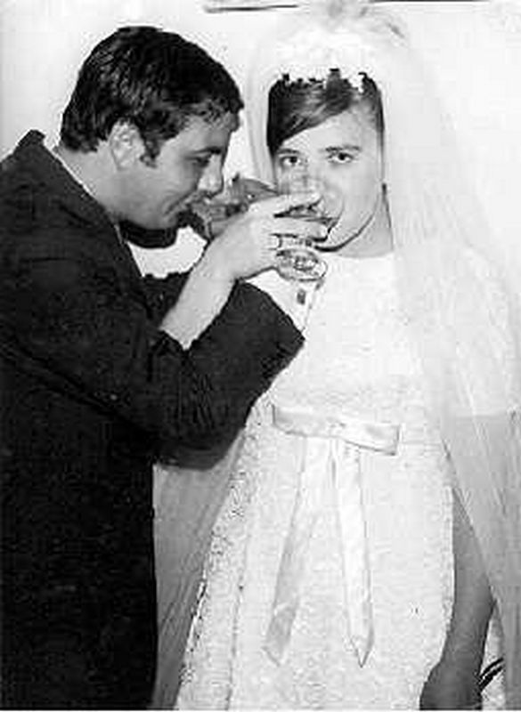 Retrato de Régis Angelo Sorrentino e Marília Gessy Taddei Sorrentino no dia de seu casamento. A cerimônia ocorreu na Igreja Bom Jesus do Brás.