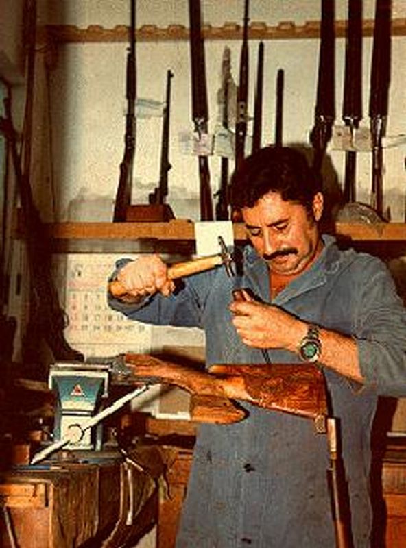 Sérgio Peli entalha coronha na oficina da loja Ao Gaúcho.