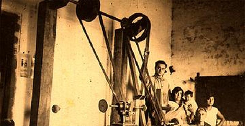 Família de Sérgio Peli reunida na oficina de seu pai, Pedro Marcello. Esq.-dir.: Pedro Marcello Peli, Anunciata de Médici Peli, Terezinha Peli, Conchetta Médici e Maria Médici.