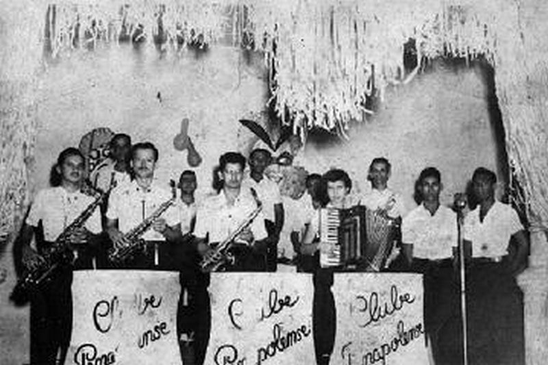 Sérgio Peli (à esquerda) na primeira vez em que tocou na Orquestra Penapolense.