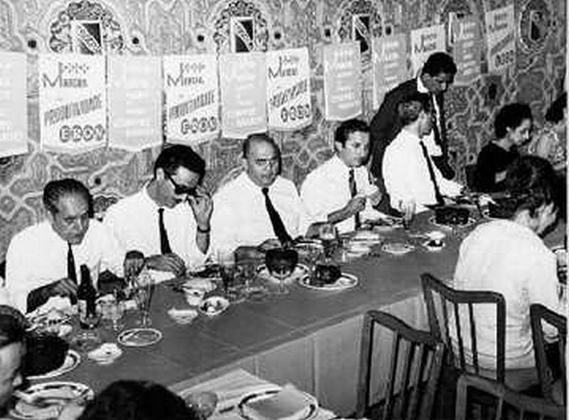 Leovegildo Motta (terceiro, da esquerda para a direita) e outros gerentes durante jantar da Erontex para lançamento da Marcha da Produtividade, promovida pelas lojas e indústrias Eron.