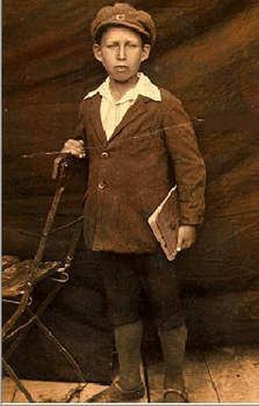 Retrato de Chaim Siche Kuperman, tirado em estúdio para ser enviado à sua mãe, que estava no Brasil, junto com o seu padrasto.