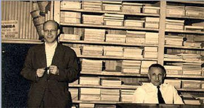Chaim Siche Kuperman e Isidoro Chansky no interior da Papelaria Formosa.