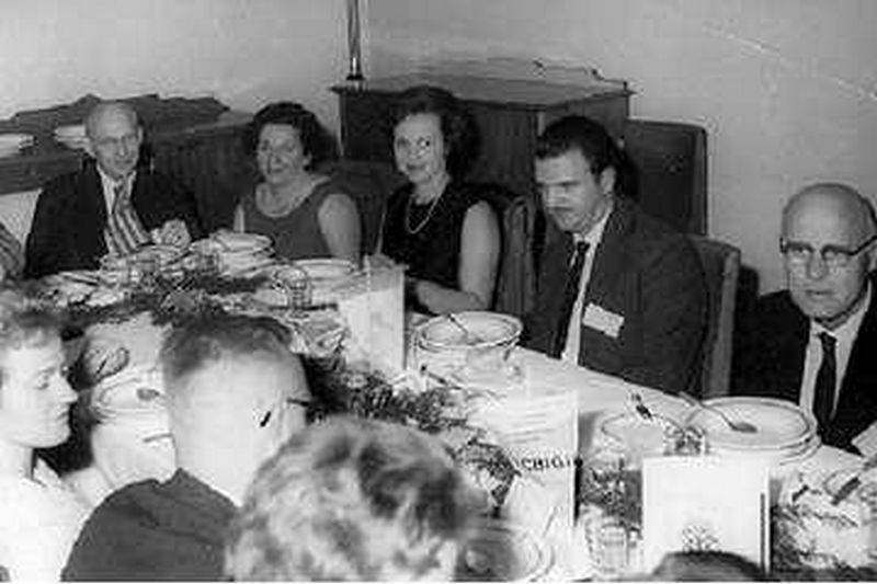 Jantar de despedida do Primeiro Congresso Brasileiro da Indústria Gráfica. Esq.-dir.: Chaim Siche Kuperman, Amélia Kuperman, não identificado, José Bignardi, não identificado e não identificado.