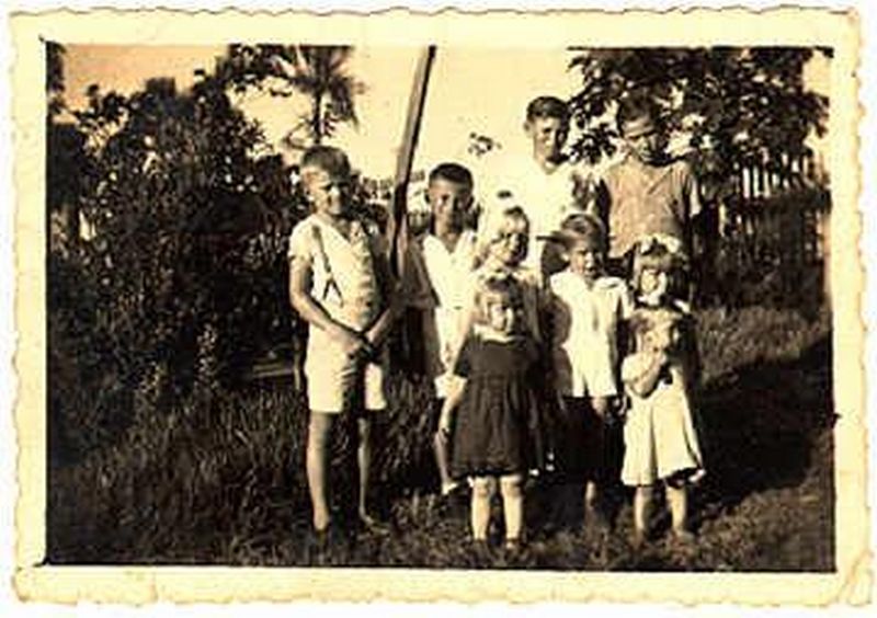 Na fotografia estão Juvenal Capato, Oswaldo, Gumercindo, Nésio, Idalina, Cláudio, Cândida, Alzira e Maria Aparecida.