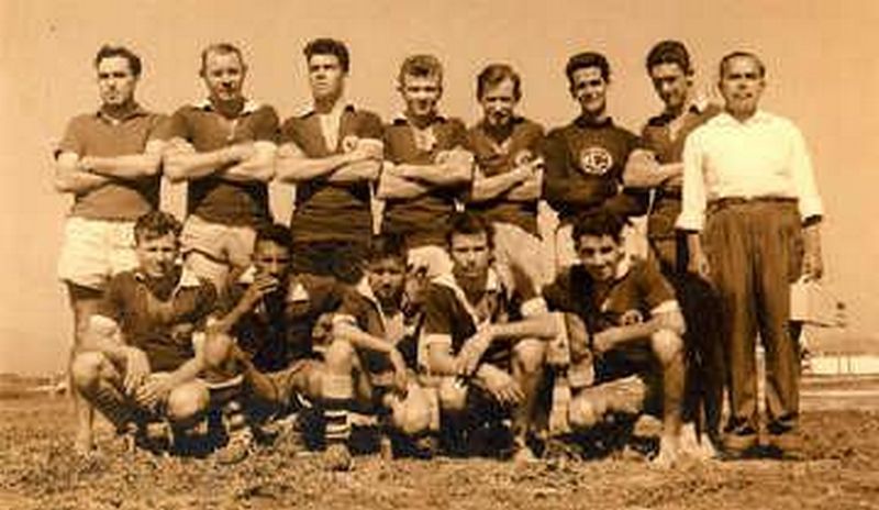 Retrato do time de futebol de Juvenal Capato. Em pé: não identificado, Luciano, Triveto, Juvenal, Nésio, Flávio, Pedro e o técnico. Sentados: Gumercindo, não identificado, Vladimir, não identificado e Humberto.
