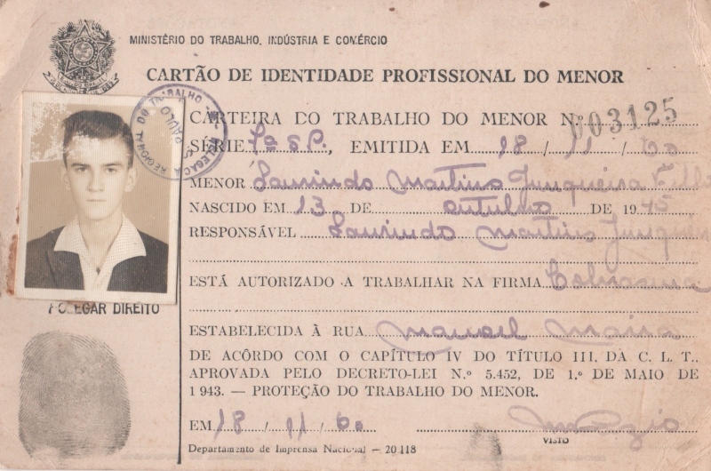 Carteira de trabalho do menor, emitida pela Delegacia Regional do Trabalho de São Paulo, que autoriza o trabalho na firma [Colnasma] primeiro emprego.
