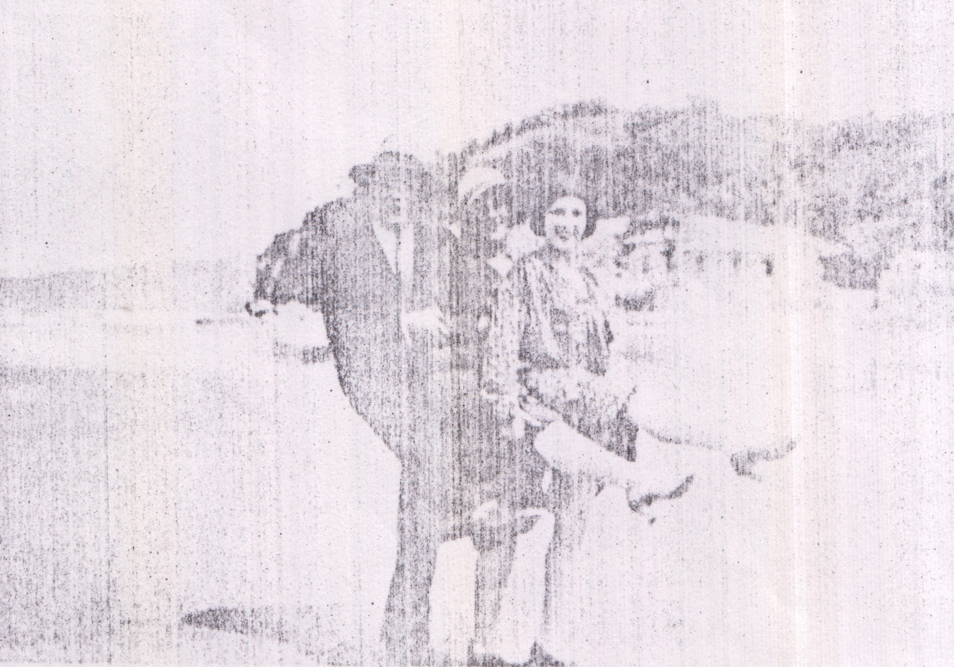 Manoel Amadeu, Maria Helena Gaiard e Olympia posam para uma fotografia na Ilha Porchat. Maria Helena estava de passagem por Santos, vindo do Uruguai.