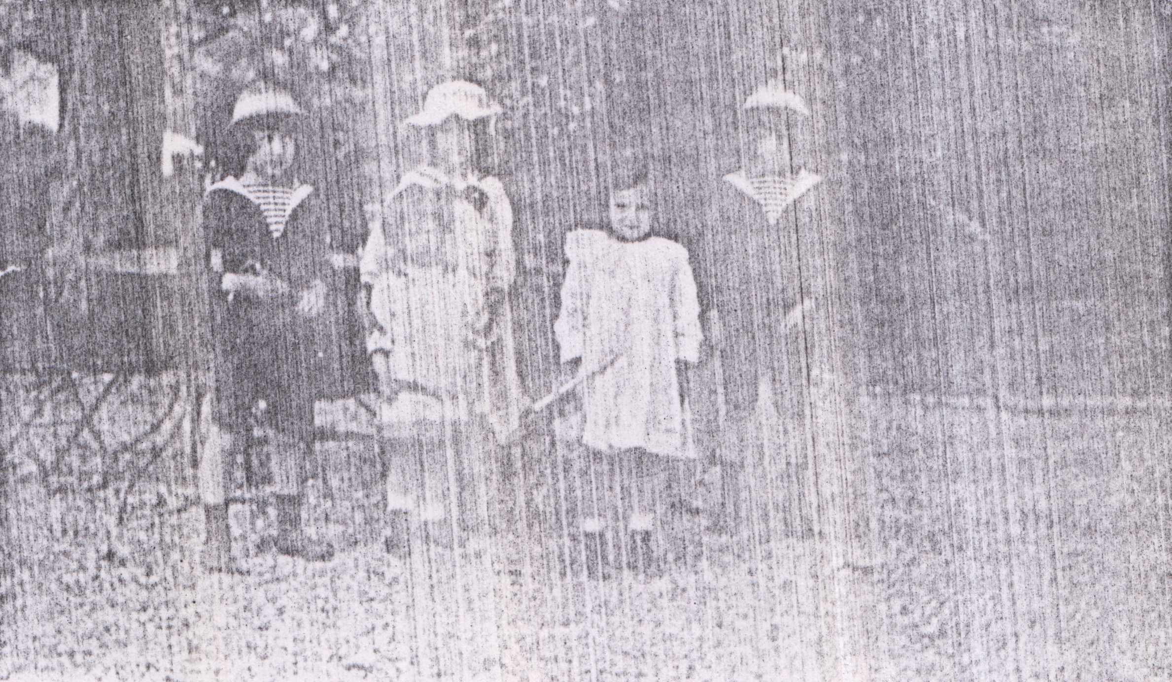 Retrato de Olympia junto a seus irmãos e amigos argentinos durante um verão no Hotel Richemon, local onde sua família morava na época.