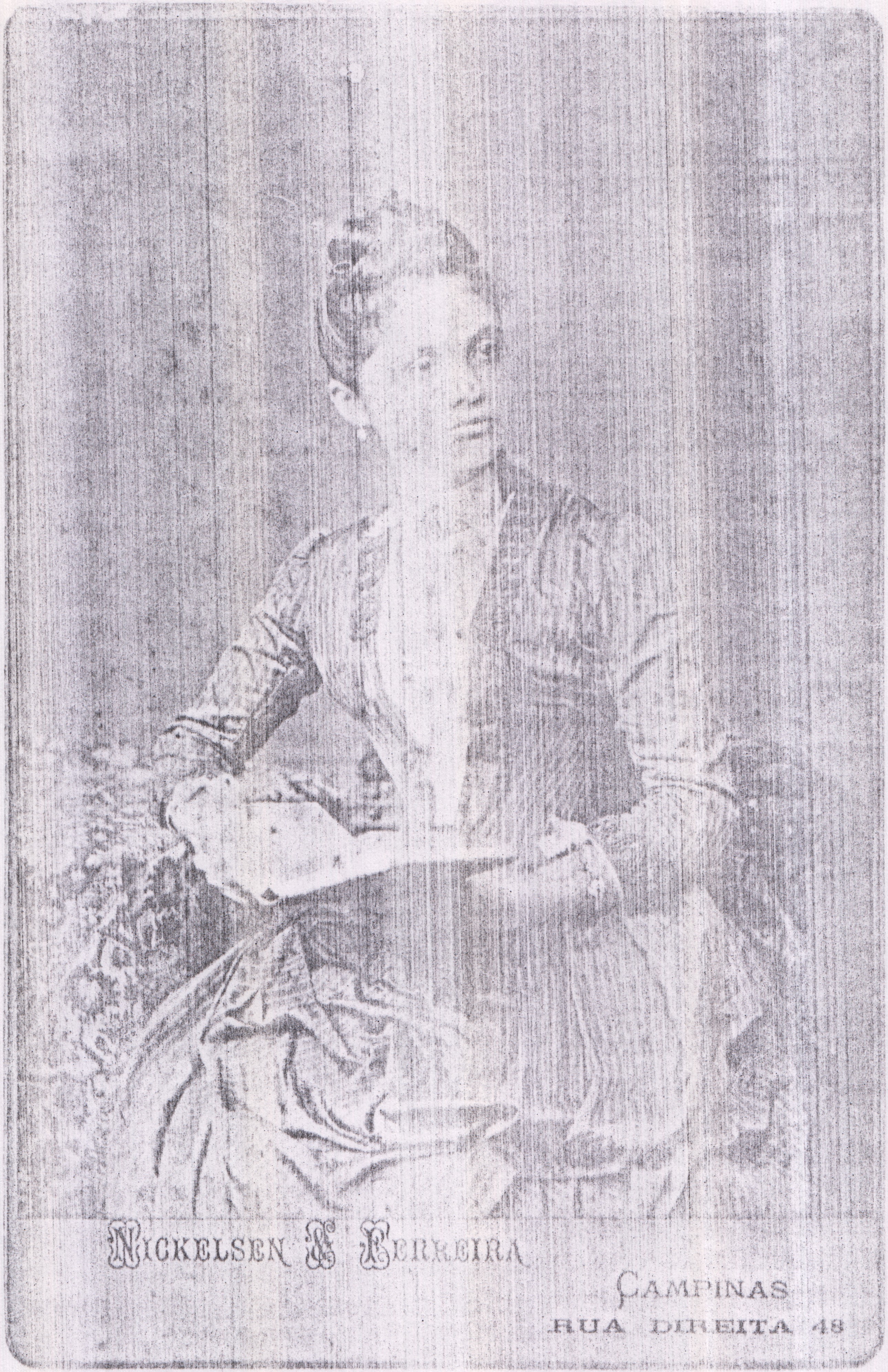 Retrato de Olympia da Costa Guimarães, mãe de Olympia Gomes Soutello, quando ainda era solteira.