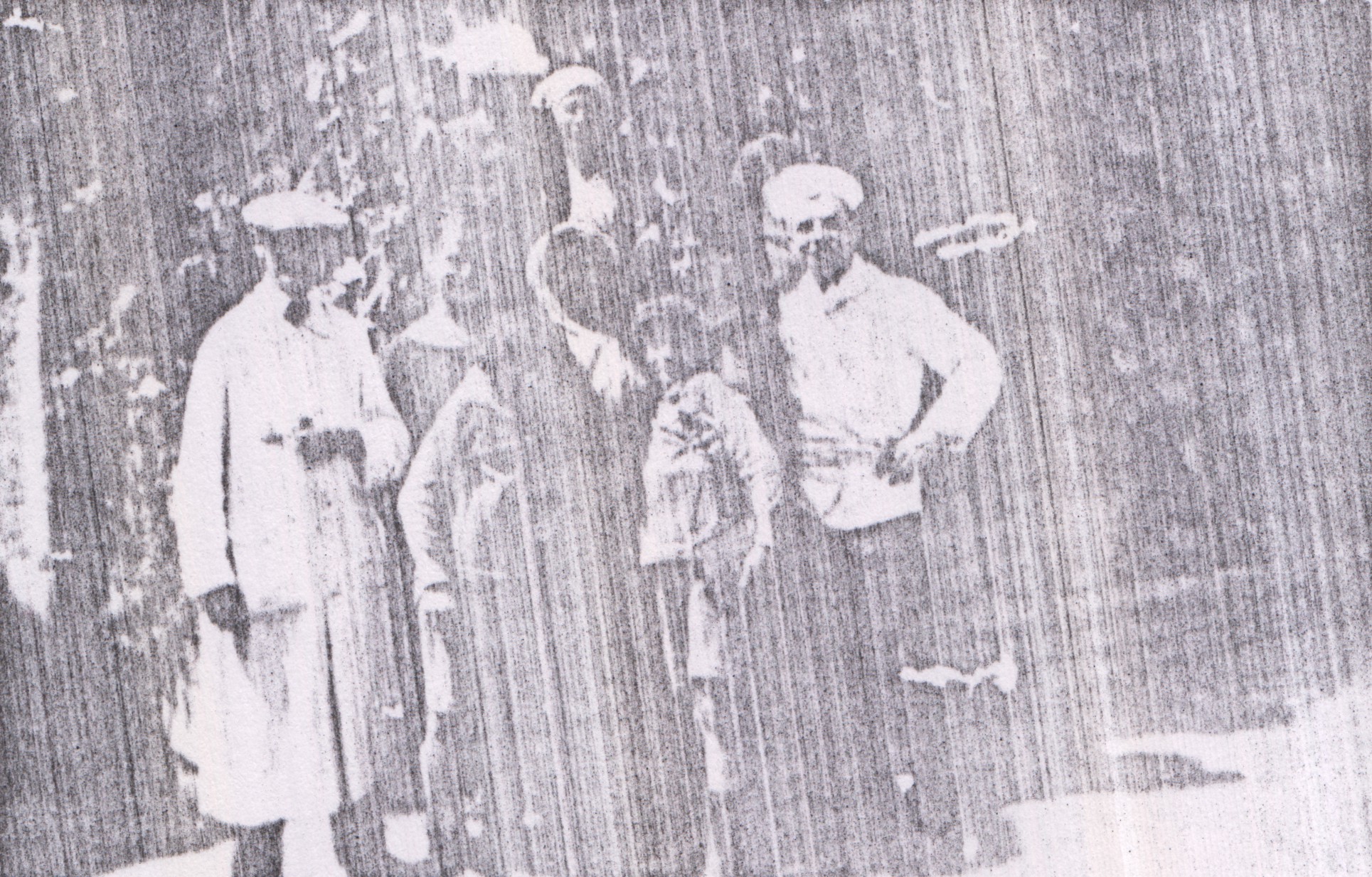 Retrato da família de Olympia junto ao médico e à governanta Camila durante um almoço. Eles haviam saído de Turim em direção à Bordighera, uma cidade próxima a Sanremo (onde Olympia aprendeu a nadar).