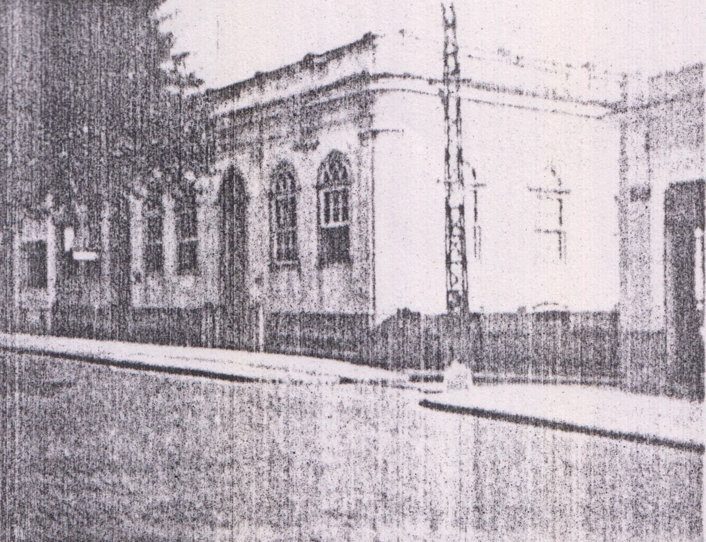 Fachada da casa onde Olympia e seus irmãos nasceram e também onde sua mãe casou. Ela foi construída pelo comendador Zeferino da Costa Guimarães, avô de Olympia, e foi derrubada pouco tempo após esse registro, ainda na década de 50. A fotografia foi tirada por Olympia através de uma Baby Box Zeiss e a casa ficava no Largo da Matriz, na atual rua Barão do Rio Branco.