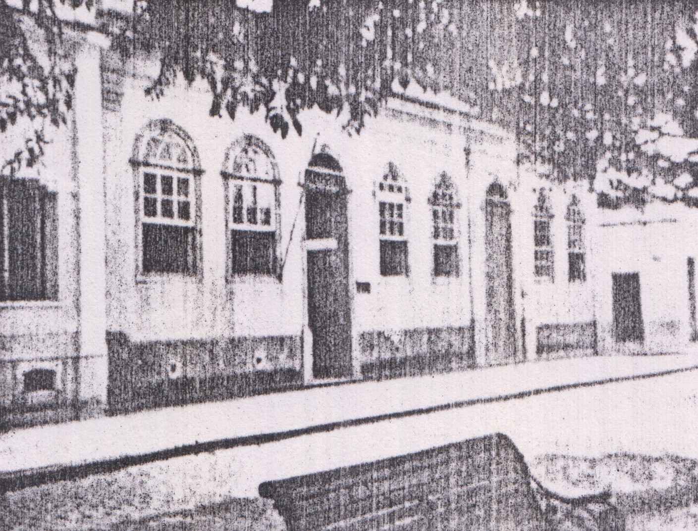 Fachada da casa onde Olympia e seus irmãos nasceram e também onde sua mãe casou. Ela foi construída pelo comendador Zeferino da Costa Guimarães, avô de Olympia, e foi derrubada pouco tempo após esse registro, ainda na década de 50. A fotografia foi tirada por Olympia através de uma Baby Box Zeiss e a casa ficava no Largo da Matriz, na atual rua Barão do Rio Branco.