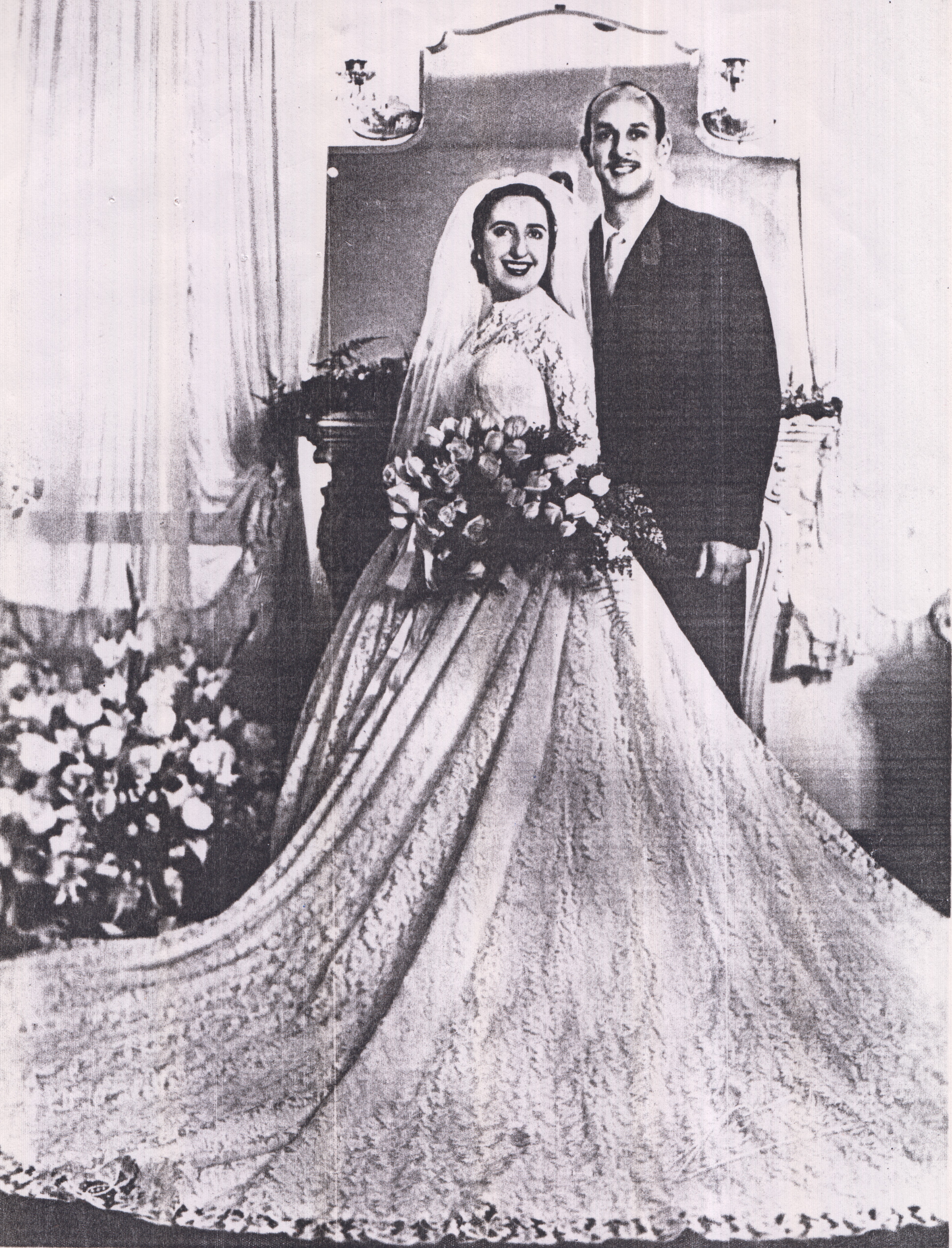 Maria Garrido Monteiro e Carlos Emílio Monteiro em um retrato tirado na casa dela antes do casamento. A cerimônia foi realizada na Basílica Nossa Senhora do Carmo, localizada na rua Martiniano de Carvalho, e a festa aconteceu em sua própria casa, no bairro Aclimação.