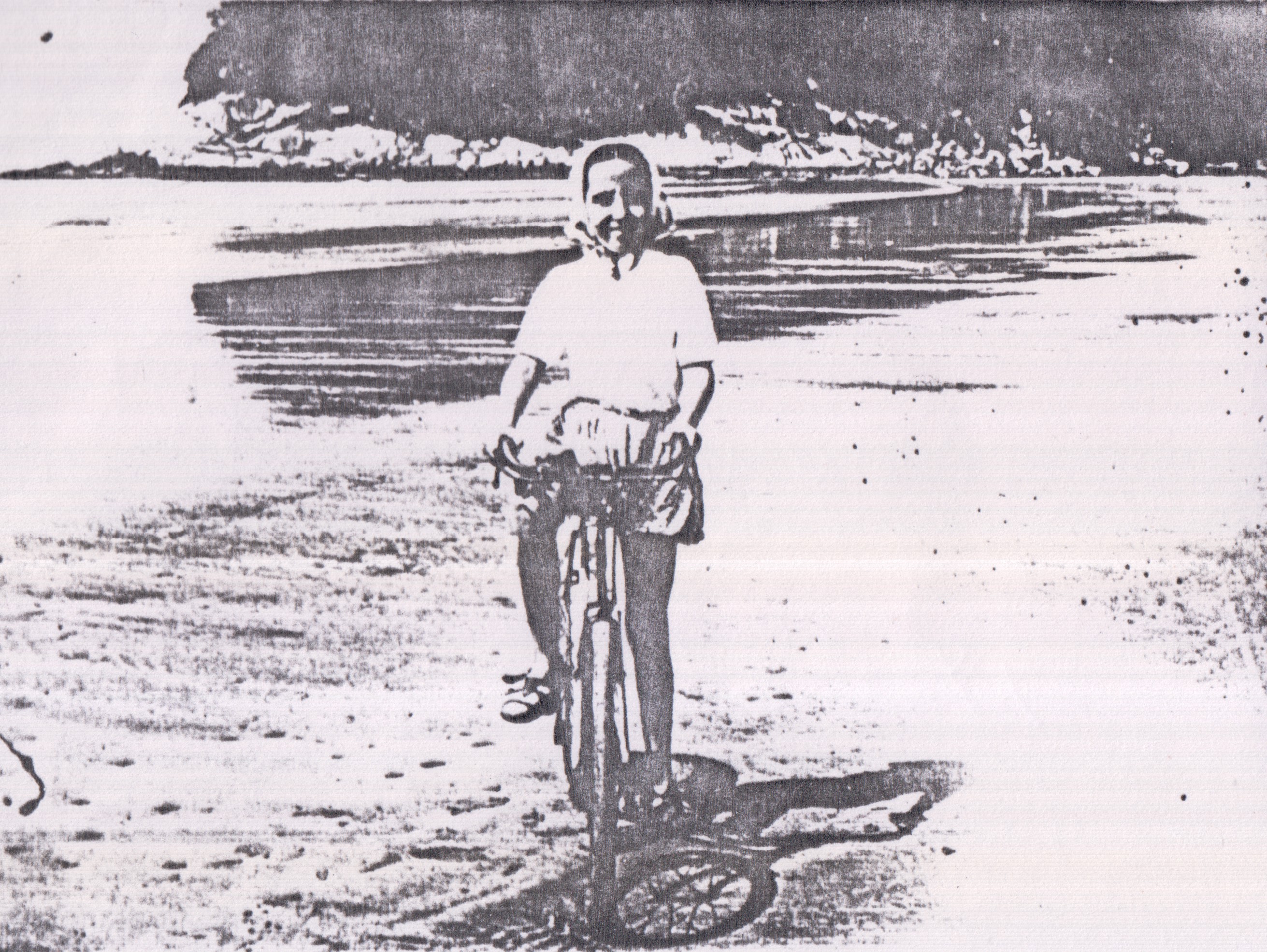 Marina Garrido durante um passeio de bicicleta na praia José Menino quando morava na cidade de Santos. A fotografia foi tirada a pedido de Linda, sua mãe, por um fotógrafo lambe-lambe.