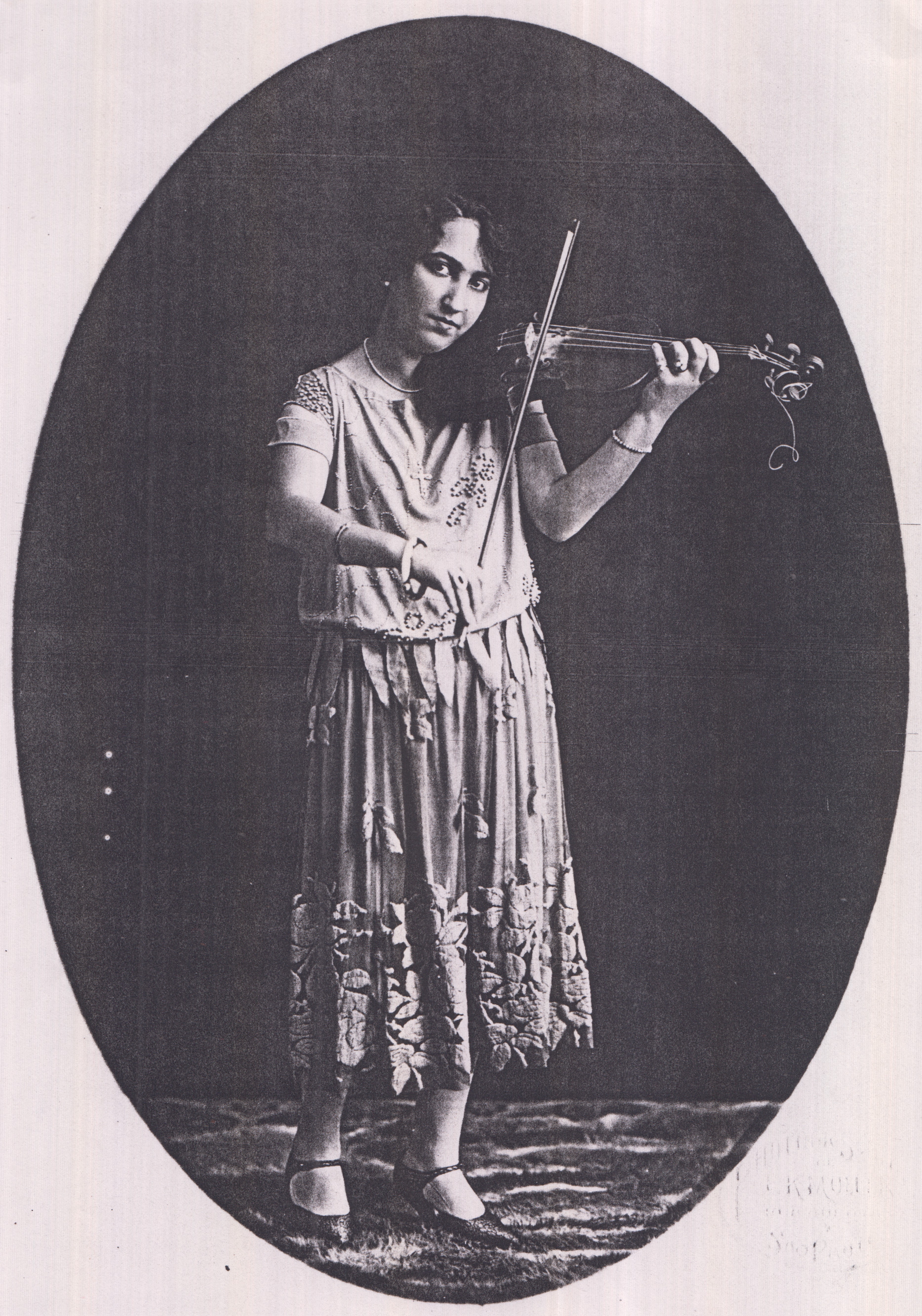 Retrato da violinista profissional Linda Garrido Monteiro, mãe de Marina. Ela dava concertos e tocava ao vivo em sessões de cinema acompanhada por um pianista.