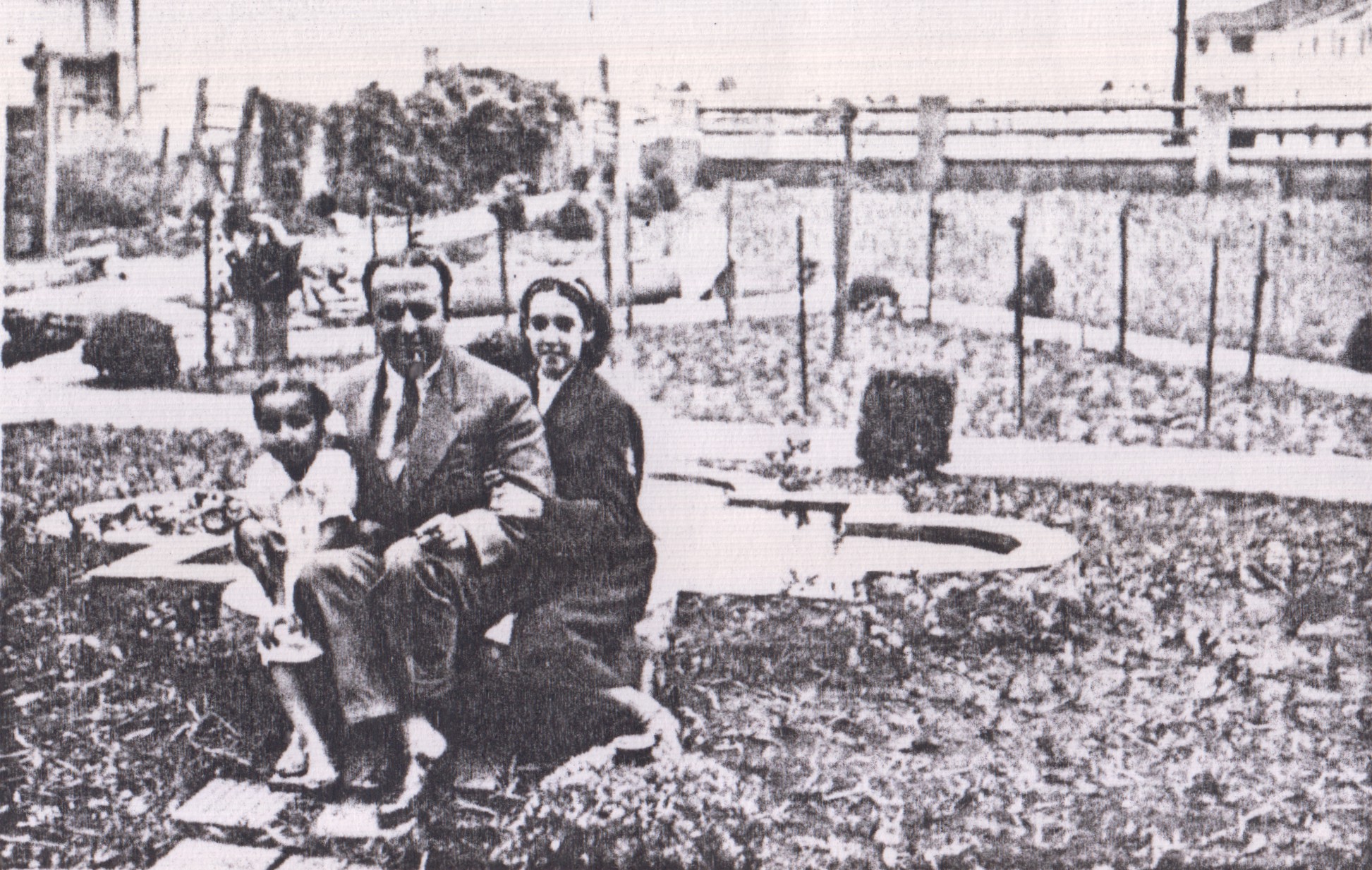 Marina, seu pai e sua prima Marcinha no jardim de casa.