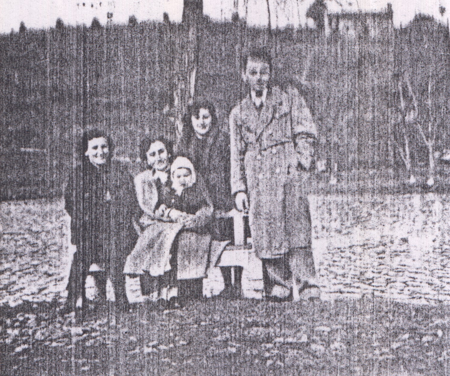 Maria Rifiotis, família e uma amiga em um passeio nos arredores da cidade. Atrás há uma dedicatória: 