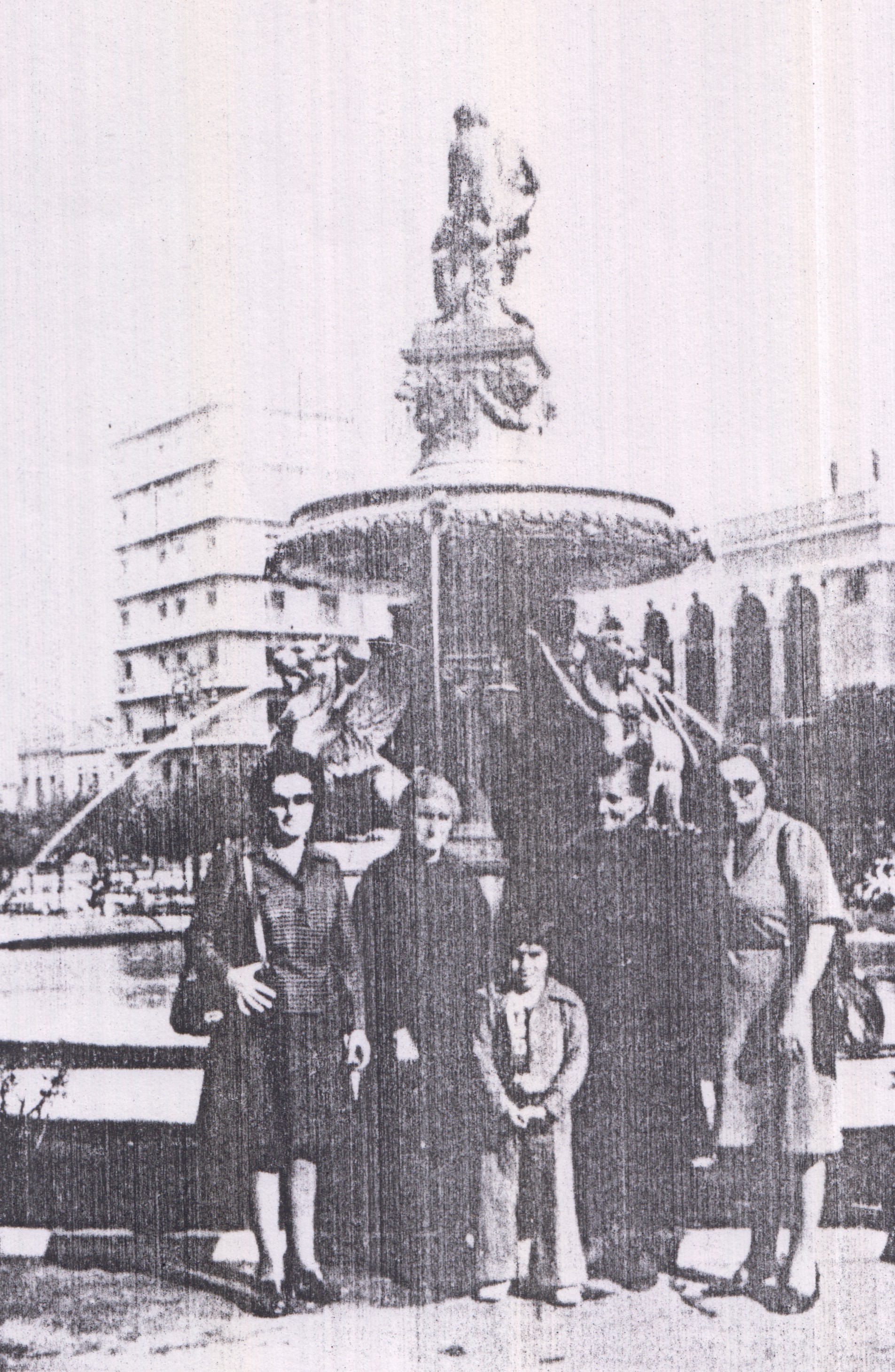 Maria e família em seu primeiro retorno à terra natal, em uma praça da cidade de Pátras.