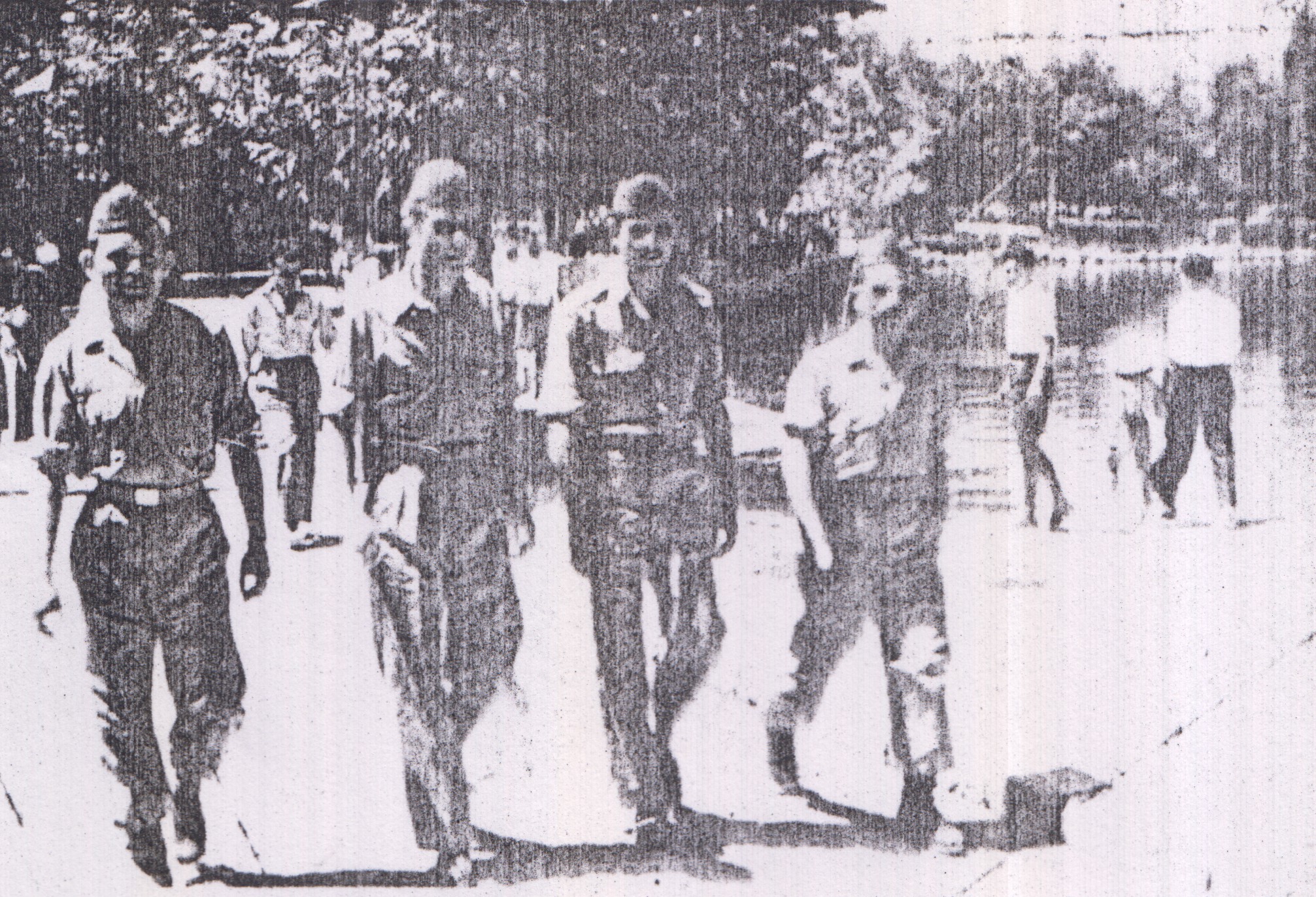 Kosmas, marido de Maria Rifiotis, caminhando com seus colegas em uma lagoa durante a folga do exército.