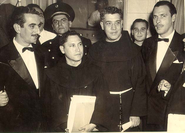 Foto do primeiro dia da televisão brasileira, na TV Tupi. O primeiro homem da direita para a esquerda é Walter Forster, colega e amigo de Vida.