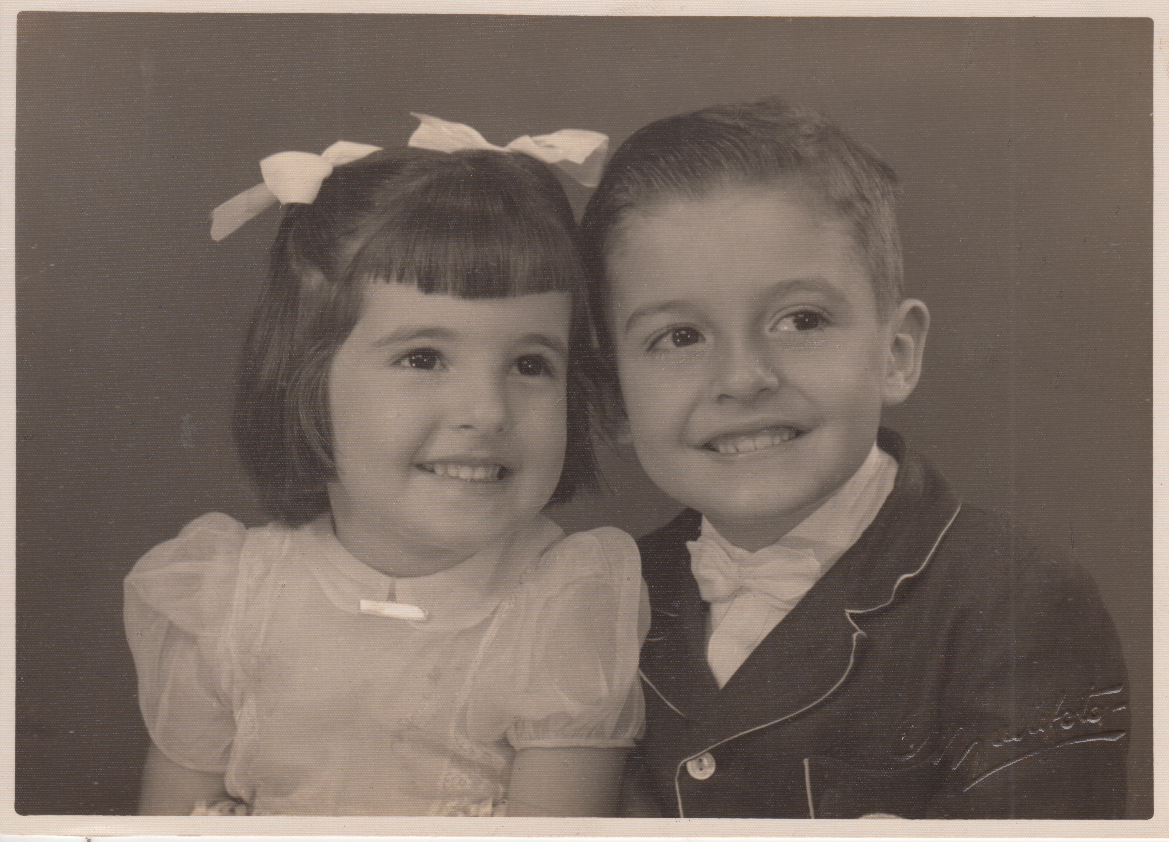 Recordação do dia em que Silvia, por volta dos seus 4 anos, e seu irmão Luiz Roberto, foram ao centro da cidade de São Paulo com as suas melhores roupas para tirar foto com um fotógrafo profissional. Ela lembra que esse vestido era de organza e pinicava.