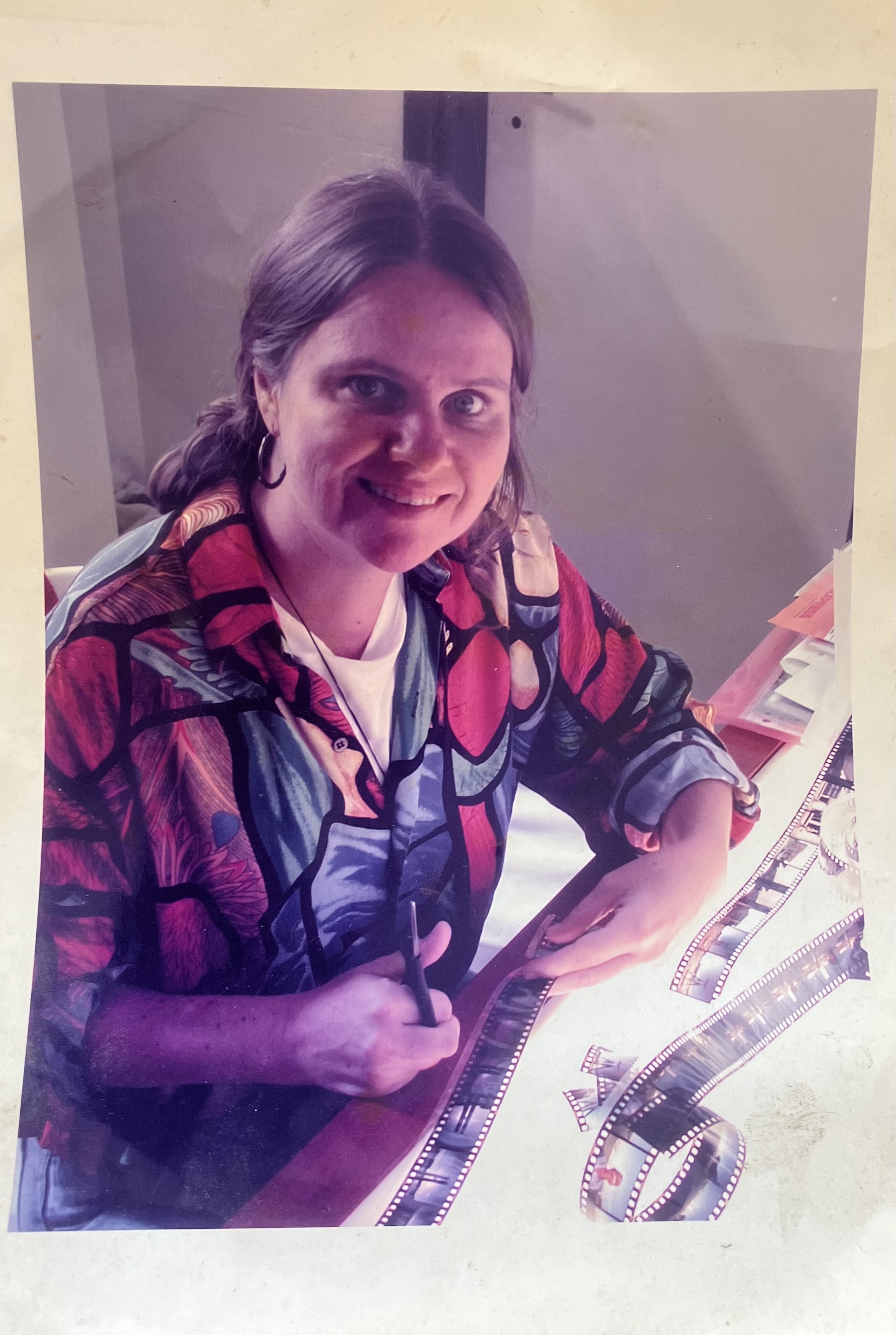 Márcia durante o período da agencia de fotografia Argos, fazendo a edição do material captado em Brasília