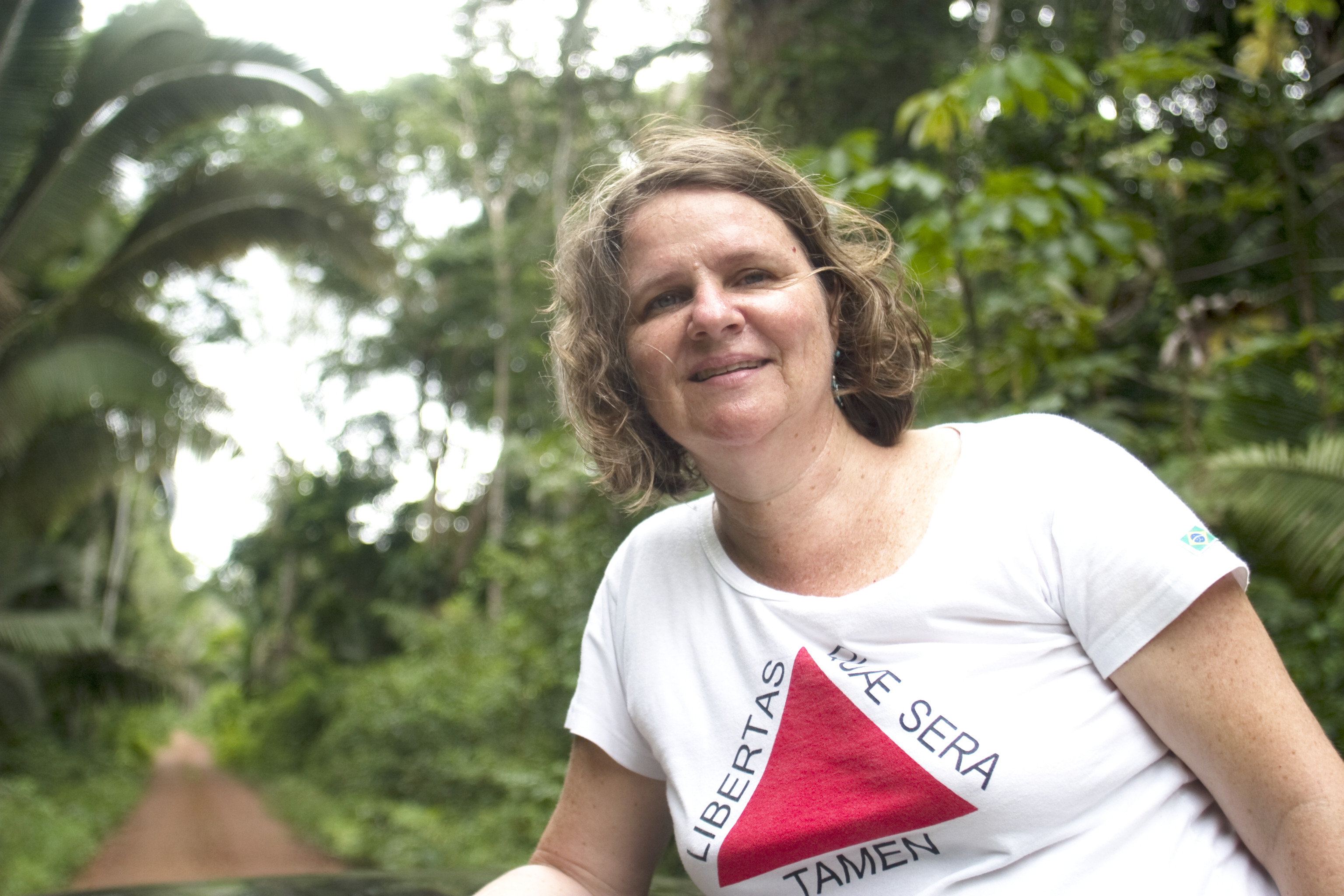 Márcia durante a expedição Transformações Amazônicas andando na caçamba de um caminhão.