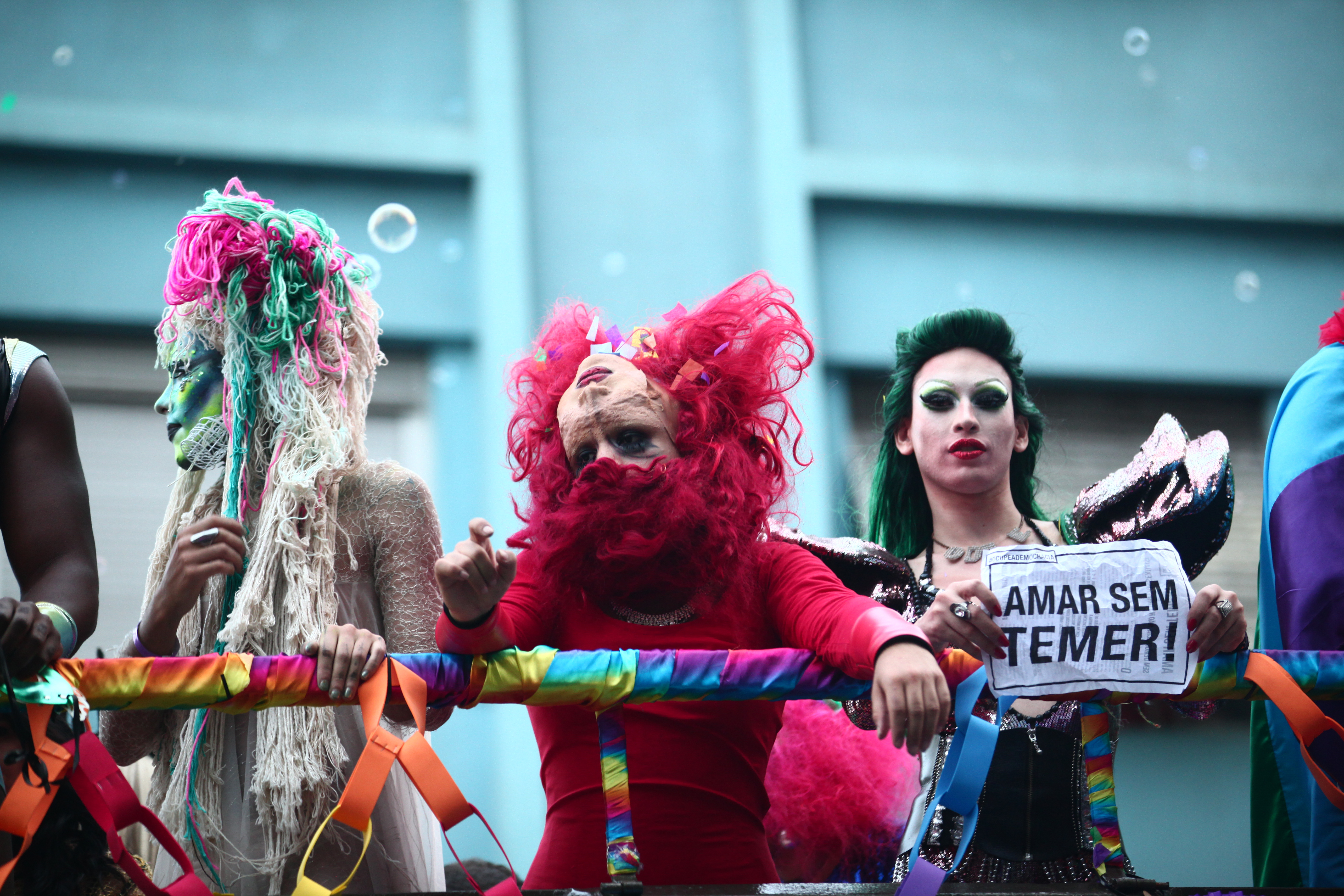 Em 2016 durante o segundo mandato da Dilma, Márcia passou a acompanhar manifestações. Essa é uma parada gay realizada em 2016.