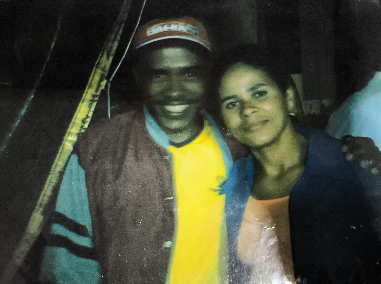 Adriana aparece ao lado do marido, Sebastião, conhecido como Zumbi, em registro feito ainda na juventude, no início do relacionamento. A imagem revela não apenas os laços afetivos que os unem, mas também a parceria construída em torno do trabalho social, que marca a trajetória do casal e sua dedicação à comunidade.