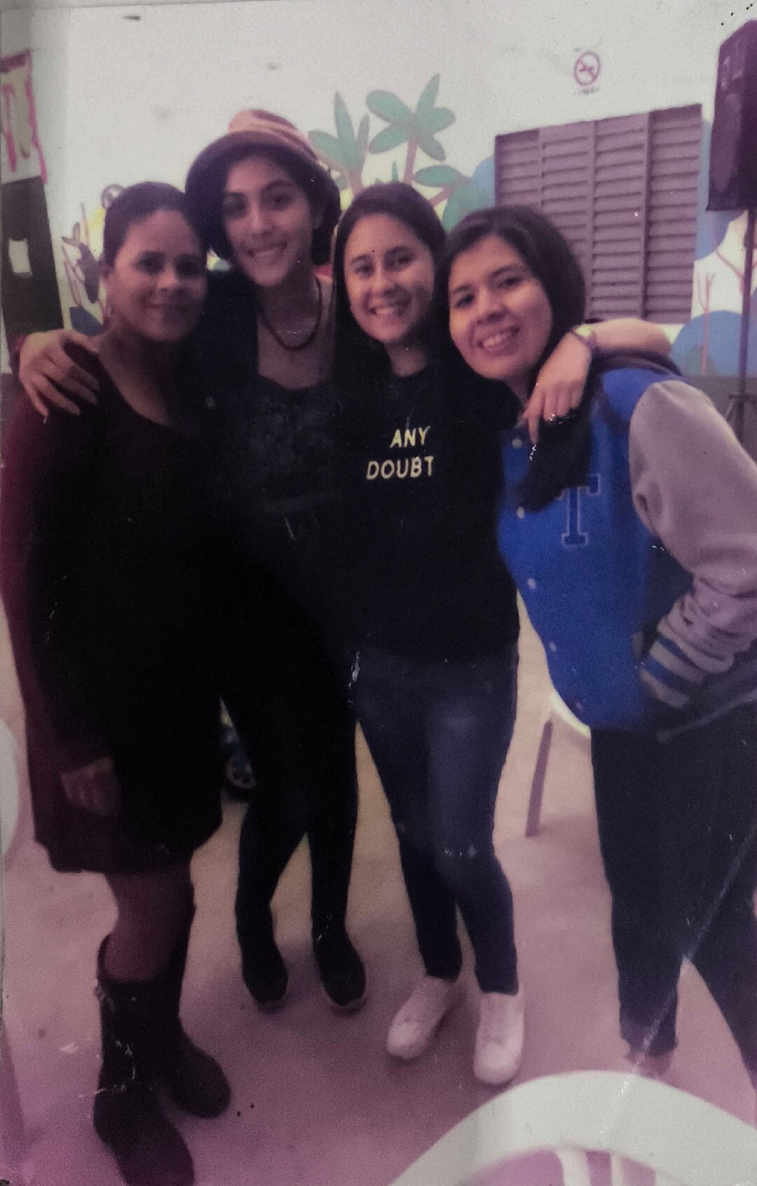 Adriana posa ao lado das amigas colombianas durante visita à ONG De Bem com o Mangue, em Cubatão. As jovens, que desenvolvem ações sociais em seus países, vieram conhecer de perto o trabalho realizado pela organização e foram calorosamente recebidas pela comunidade local. Além da troca de experiências, aproveitaram a viagem para explorar diversos pontos da cidade, fortalecendo laços culturais e ampliando perspectivas sobre iniciativas comunitárias e ambientais.